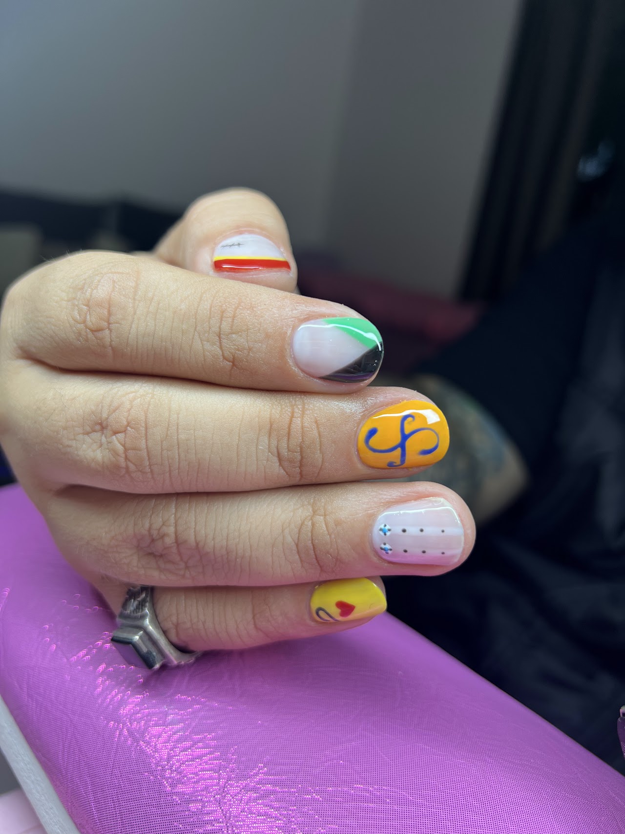 Nail art con acentos celestiales y floral lila
