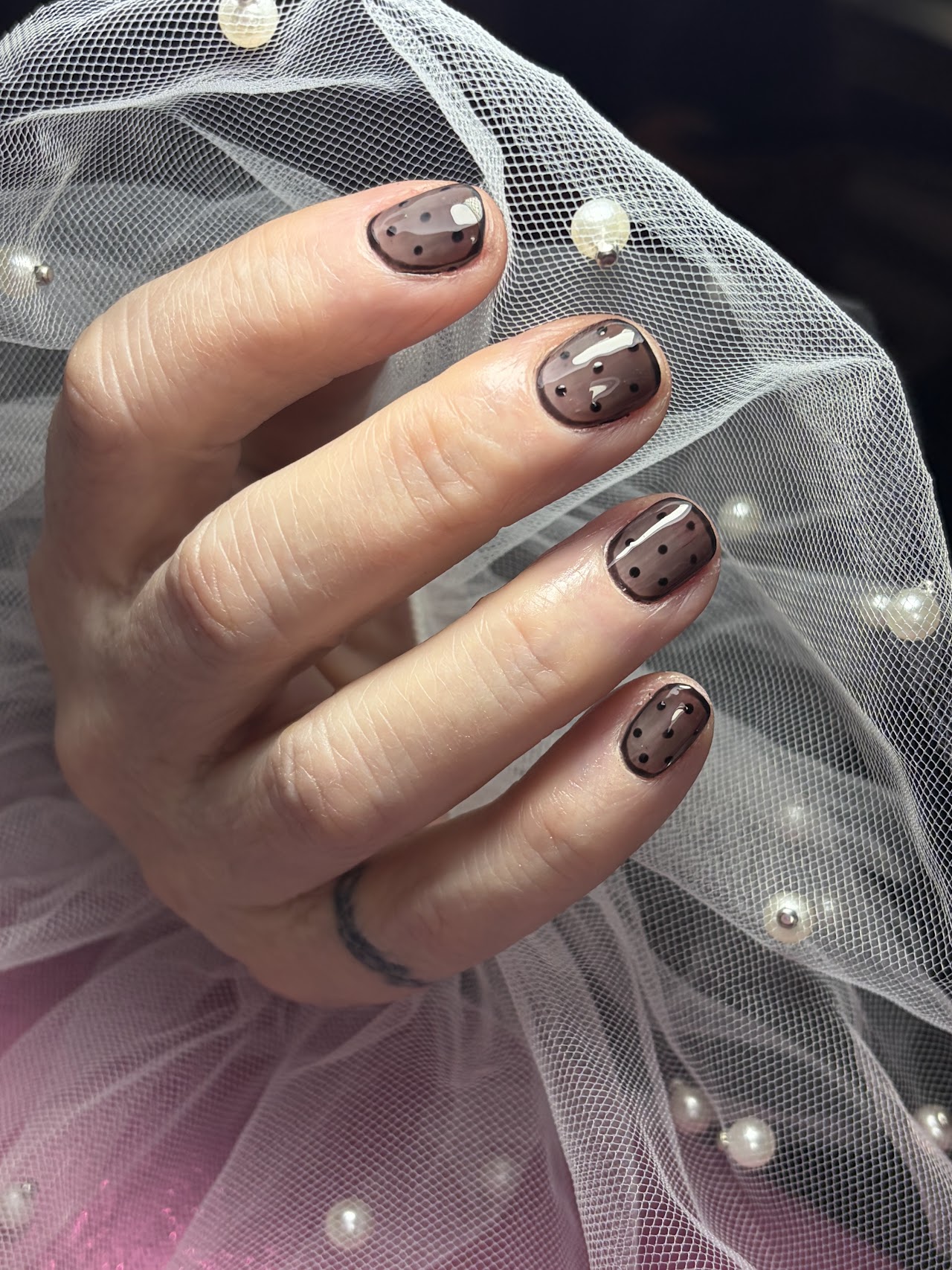 French manicure moderna con puntas cromadas magenta y destellos