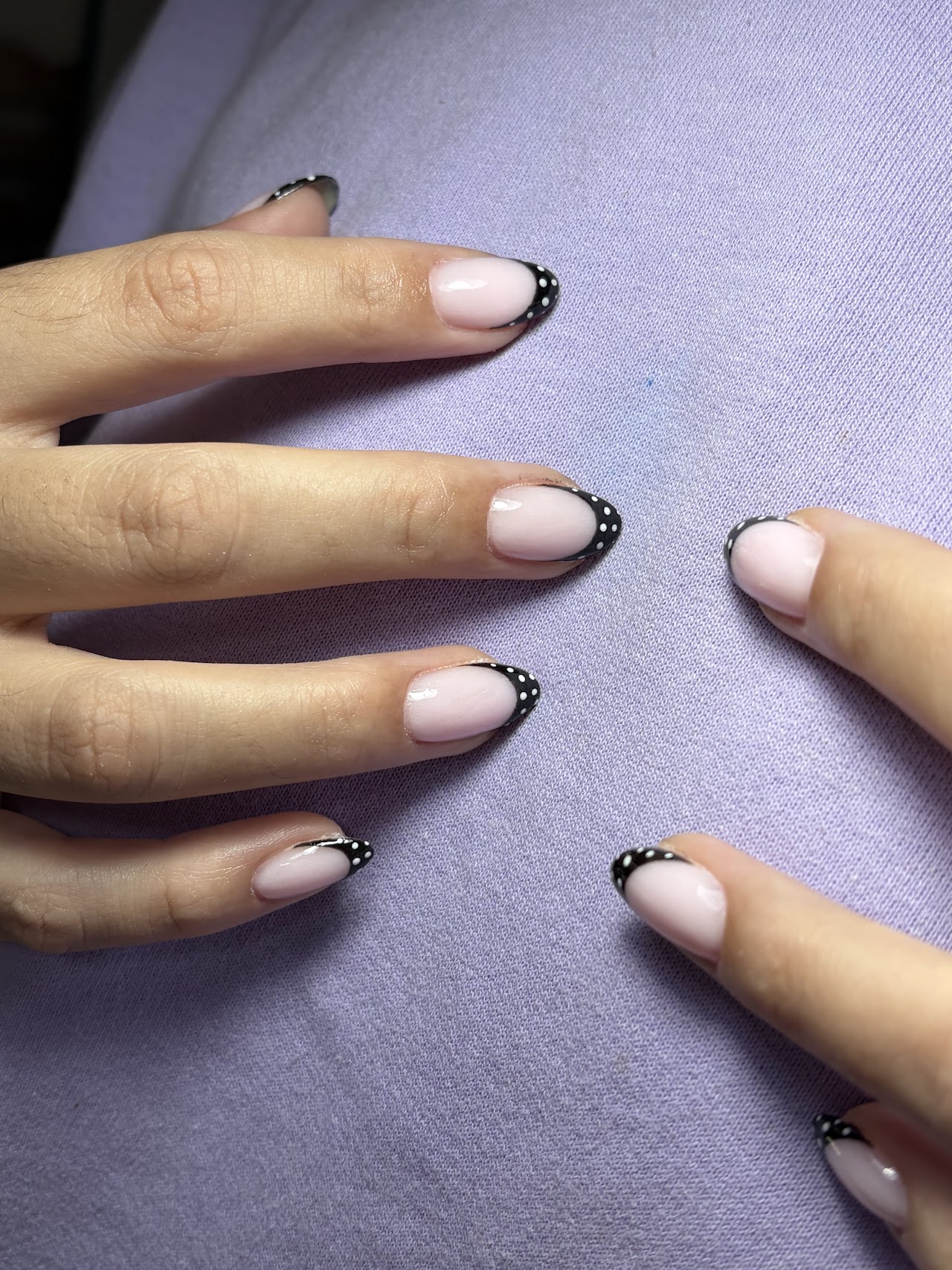 Uñas esculpidas galaxy con tonos violeta, magenta y pan de oro